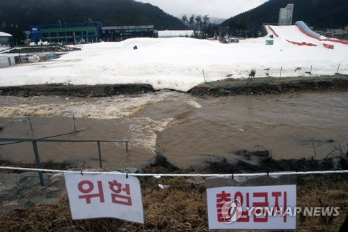 [위기의 겨울축제] ① 하늘만 바라보다 고장 난 계절의 시계에 '폭삭'