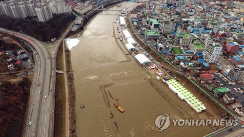 [위기의 겨울축제] ① 하늘만 바라보다 고장 난 계절의 시계에 '폭삭'