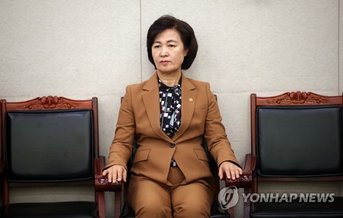 추미애 파격인사 논란 속에 윤석열, 흔들림 없는 수사 방침