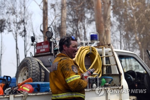 호주 산불 진화에 소방관 3천700명·병력 3천명 투입 '총력전'