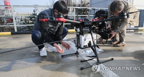 공장 굴뚝 위로 뜬 드론…전북환경청 "배출가스 포집, 불법단속"