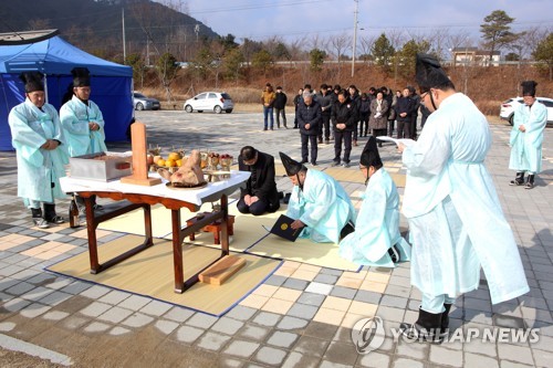 포근한 날씨에 인제 빙어축제도 '비상'…"비나이다" 안전 기원제