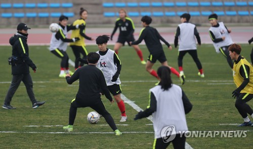 사상 첫 올림픽 가자!…여자 축구대표팀 '한 달 대장정' 돌입