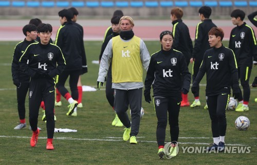 사상 첫 올림픽 가자!…여자 축구대표팀 '한 달 대장정' 돌입