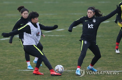 사상 첫 올림픽 가자!…여자 축구대표팀 '한 달 대장정' 돌입