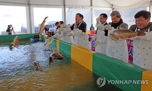 '실내에서 겨울을 즐긴다' 홍천강 꽁꽁축제 개막