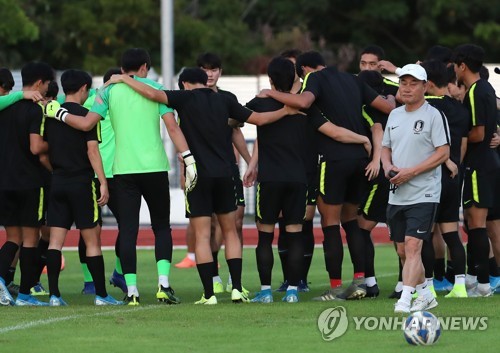 '영상 30도·습도 70%'…무더위·체력과 싸우는 김학범호