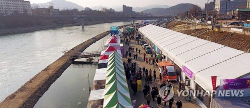 "얼음판 없어도 즐긴다" 홍천강꽁꽁축제 '부교·루어낚시터'개장