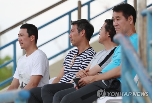 김학범호 훈련장에 '깜짝' 등장한 벤투호 코치진 '젊은피 관찰'