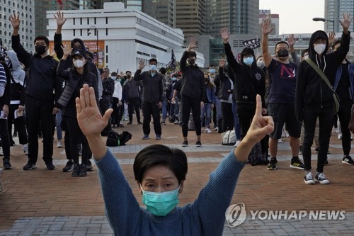 홍콩 재벌-캐리 람, '홍콩 이주 中 본토인 쿼터' 놓고 갑론을박