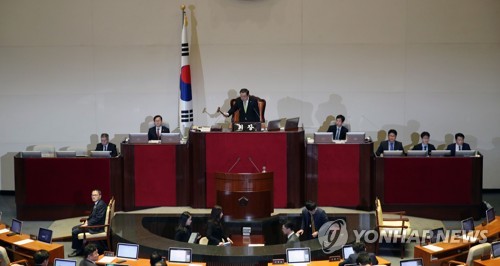 '패스트트랙 마무리' 본회의 93분만에 종료…한국당 반발속 퇴장(종합)