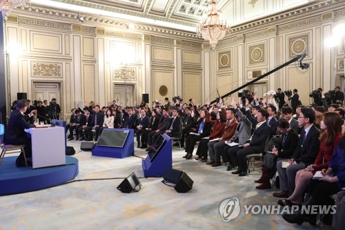 문 대통령 "기업은행 출신 아니어서 윤종원 비토하는 건 잘못"