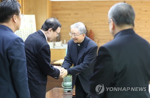 이해찬 "개혁법, 한단계 나아갈 기반"…김희중 "마지막 잘 장식"