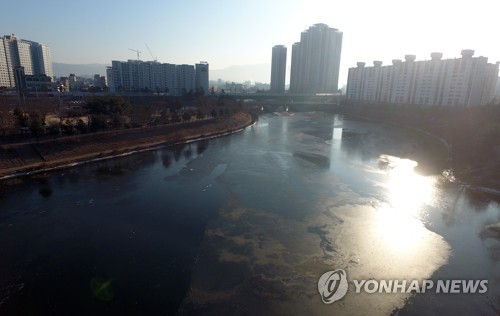 이상기후에 사라진 '거대 얼음판'…유유히 흐르는 강물