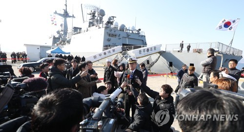 이국종, 논란 속 귀국…석해균 선장 만나고 군 의료진과 간담회