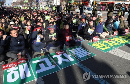 '끝 모를 평행선'…영남대병원 고공농성 반년 넘겨