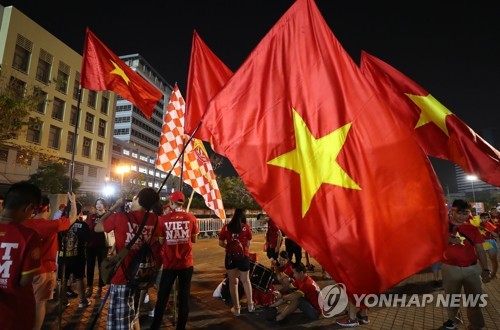 '박항서호의 기적을!' 베트남 팬들, 방콕서 대규모 응원전