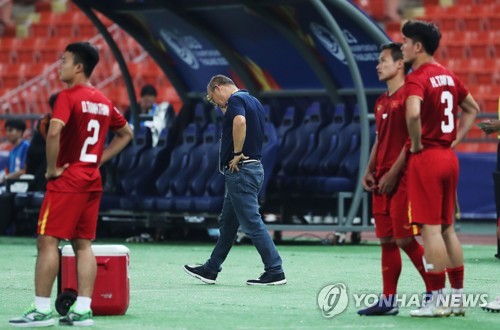 실수한 GK 감싼 박항서 "선수 마음이 더 아플 것…감독의 책임"