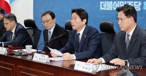 민주 "한국당, 스스로 폐기 운명 재촉"…부동산 공약 비판