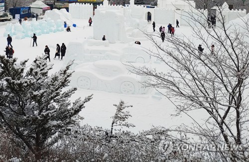 빙어낚시, 얼음성, 눈썰매까지…포근한 날씨속 축제장 인파 가득