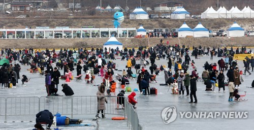 "야호! 짜릿한 손맛"…스무살 성년 맞은 인제 빙어축제 '팡파르'