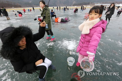 "야호! 짜릿한 손맛"…스무살 성년 맞은 인제 빙어축제 '팡파르'