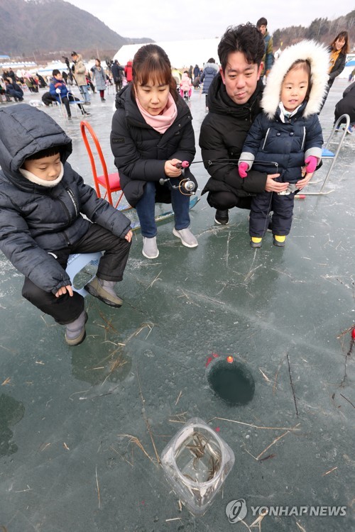 "야호! 짜릿한 손맛"…스무살 성년 맞은 인제 빙어축제 '팡파르'