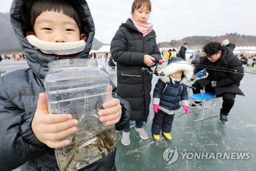 "야호! 짜릿한 손맛" 인제 빙어축제 개막 첫날 5만명 흥행몰이(종합)