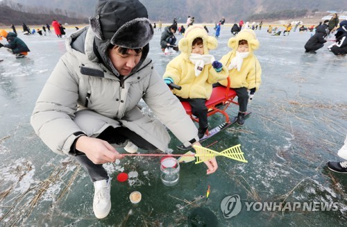 "야호! 짜릿한 손맛" 인제 빙어축제 개막 첫날 5만명 흥행몰이(종합)