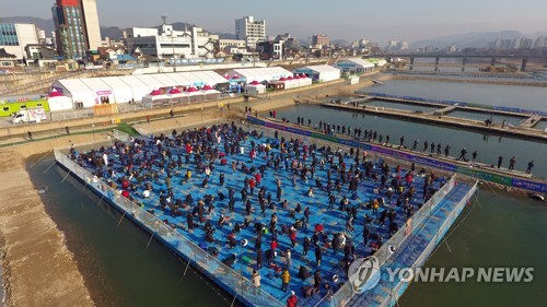 '입맛·손맛 다 잡았다' 홍천강 꽁꽁축제 주말 열기 절정