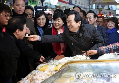 정 총리, 전통시장 찾아 설 물가 점검…"경제 활성화에 최선"