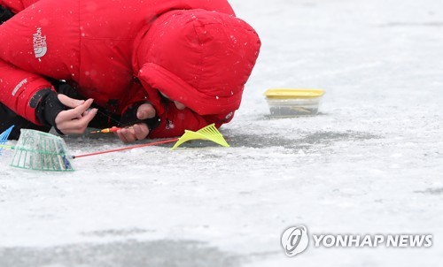 "겨울왕국이 따로 없네" 인제빙어축제 개막 첫주말 10만 인파(종합2보)