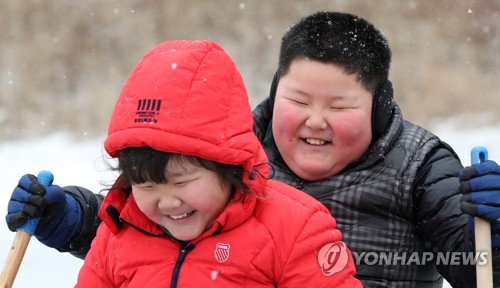 얼음낚시·눈·실내놀이터 '인기'…3대 가족이 즐거운 빙어축제