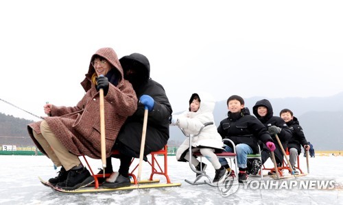 "겨울왕국이 따로 없네" 인제 빙어축제 개막 첫 주말 9만명 인파(종합)