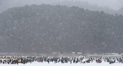 "겨울왕국이 따로 없네" 인제빙어축제 개막 첫주말 10만 인파(종합2보)