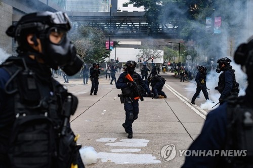 홍콩 경찰의 새 전략 "폭력 발생하자마자 해산시켜라"