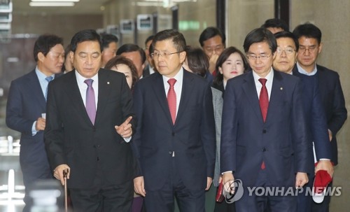 여 "이제 경찰개혁"…한국당 "검찰 수사방해 '권력농단' 특검"