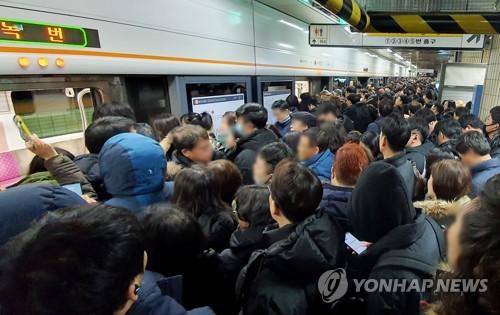 서울 지하철 3호선 녹번역에서 열차 문 고장…운행 지연