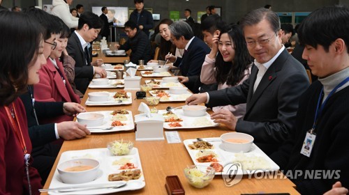 문대통령, 신임 공무원에 "무조건 희생 아닌 일·가정 양립해야"