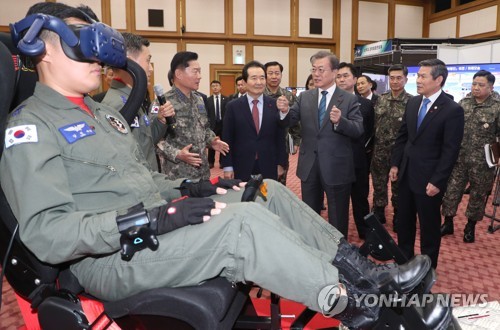 스마트 국방 접한 문대통령…"미국 드론작전, 세계 놀라게 해"(종합)