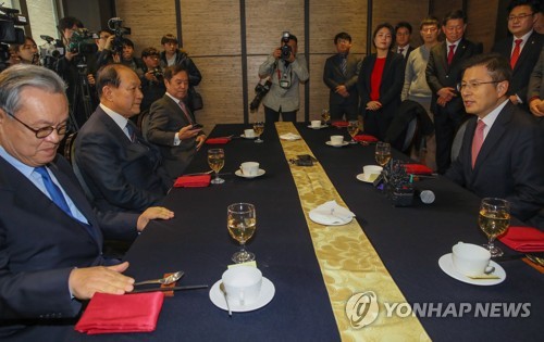 황교안, 전직 대표급 오찬…사심없는 공천·쇄신 등 주문 이어져