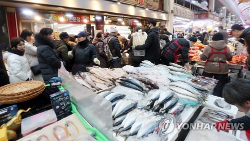 설 대목에 포근한 날씨까지…모처럼 활기 찾은 청주 전통시장