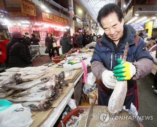 설 대목에 포근한 날씨까지…모처럼 활기 찾은 청주 전통시장