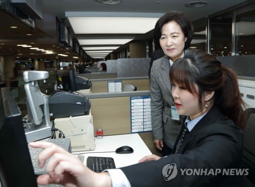 추미애 법무, 인천공항 찾아 '감염병 유입 차단' 헙조 당부