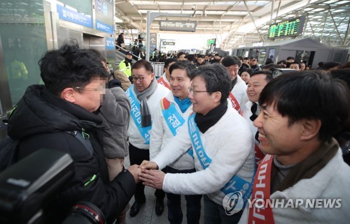 한국당·새보수당, 서울역 귀성인사…황교안·유승민 조우 불발