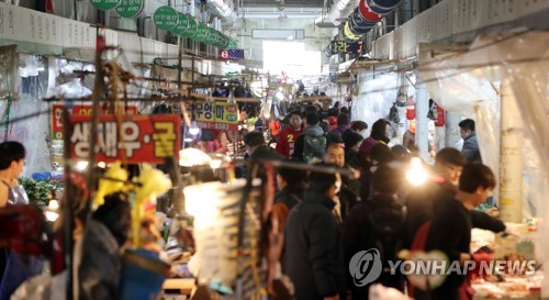 '마음은 벌써 고향에' 설 연휴 첫날 역·터미널 귀성객 북적