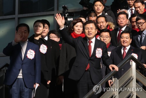 한국당·새보수당, 서울역 귀성인사…황교안·유승민 조우 불발