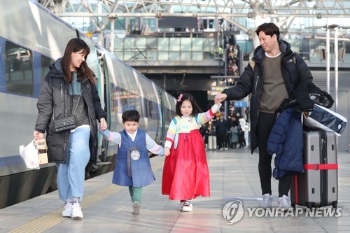 "설 연휴!" 서울역·터미널·공항 등 귀성객 북적(종합)