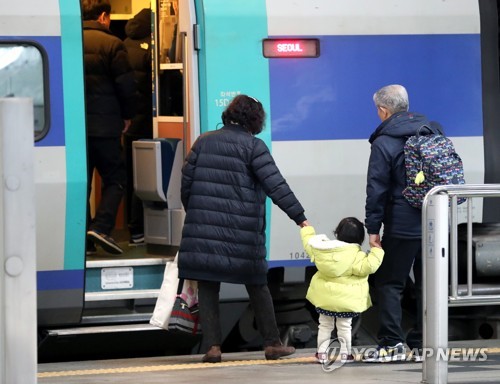 '고향 앞으로'…김해공항·부산역·버스터미널 귀성행렬 시작