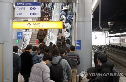 "고향 앞으로" 전국 귀성행렬…기차역·터미널 인산인해